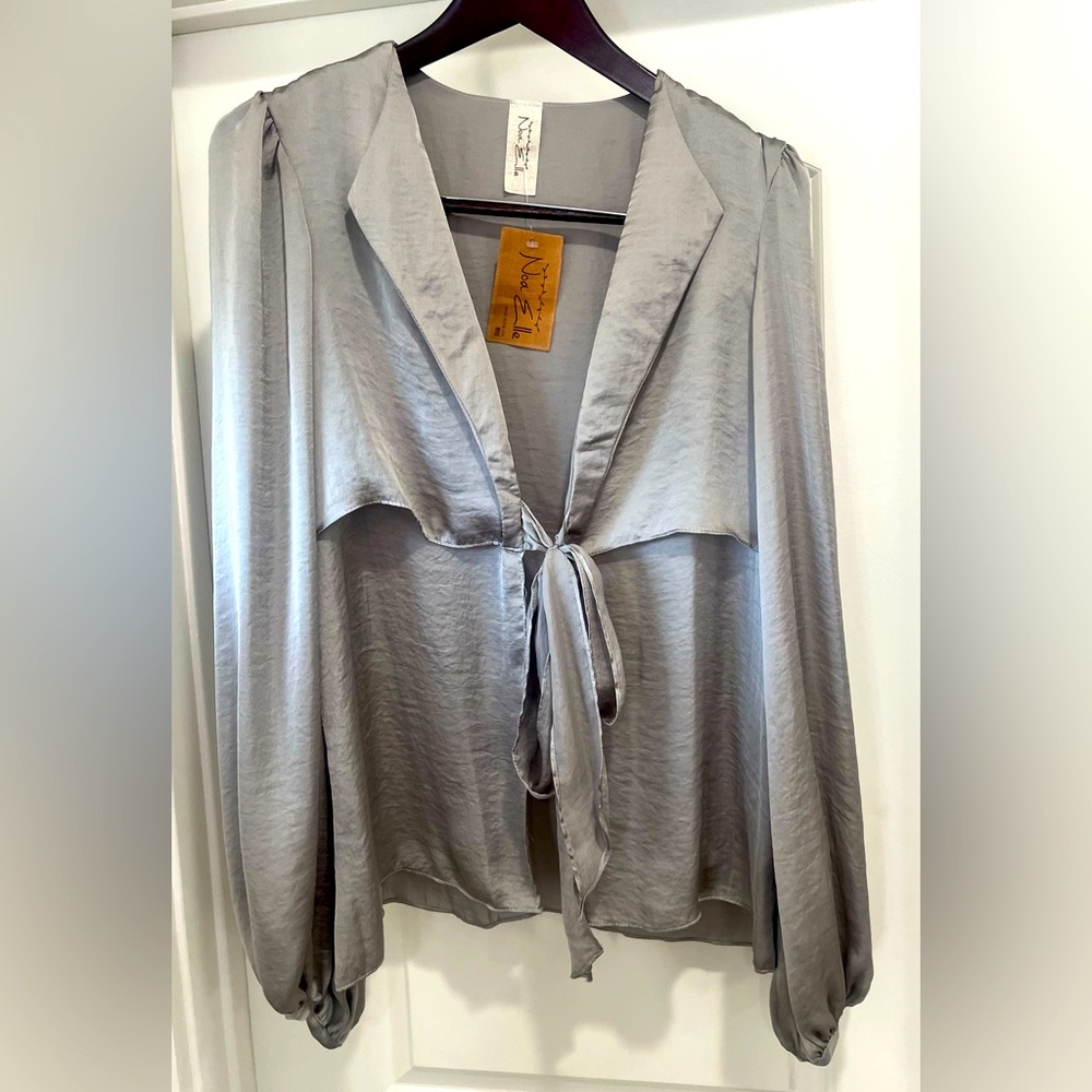 NWT Noa Elle silver tie front blouse